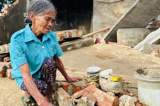 Cụ bà sống cô độc đau khổ khi chứng kiến nhà bị lũ đánh sập