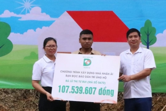 Thai phụ bị lũ cuốn trôi nhà được bạn đọc Dân trí giúp đỡ 107 triệu đồng