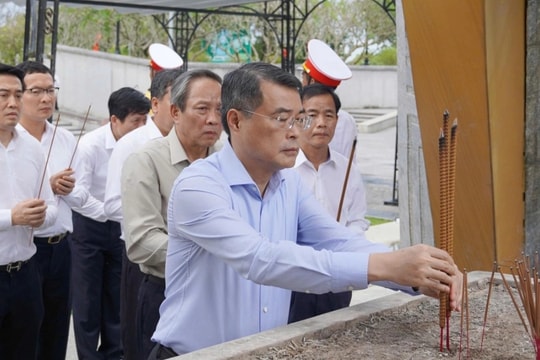 Trưởng Ban Tổ chức Trung ương dâng hương tri ân các liệt sỹ tại Quảng Trị