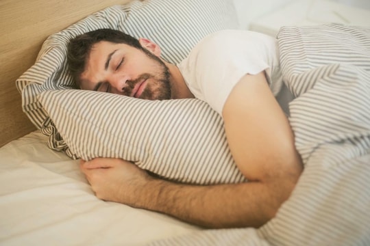 Vì sao ngủ nướng cuối tuần cũng gây kiệt sức?