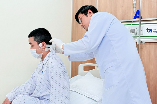 Chàng trai mắc hội chứng 'não tụt xuống cổ'