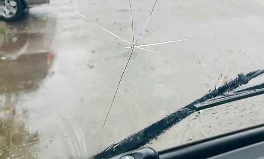 Kính ôtô bị nứt không thay có nguy hiểm?