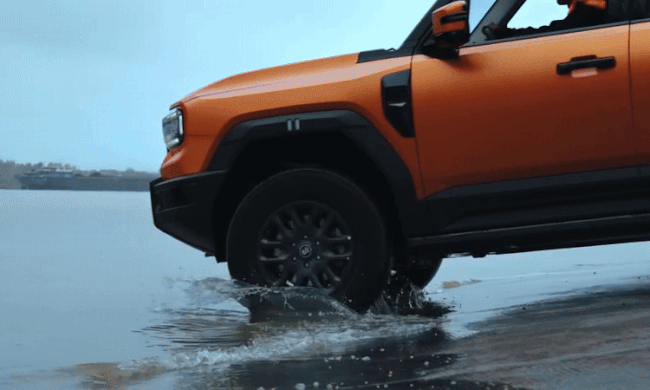 Ôtô Trung Quốc bơi 1,2 km vượt sông