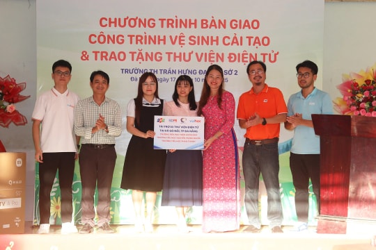 Bàn giao 8 thư viện điện tử cho học sinh Huế, Đà Nẵng