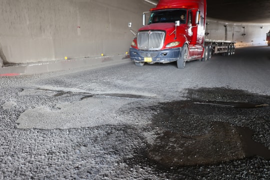 Hàng loạt 'hố bom' ở hầm, đường vào cảng Cát Lái
