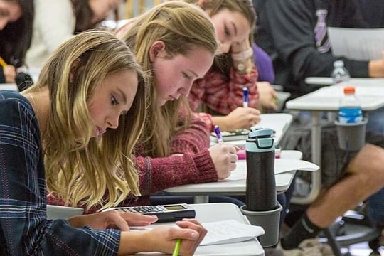 Gần như 'mù chữ' nhưng vẫn tốt nghiệp trung học