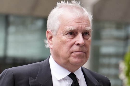 Hoàng tử Andrew từ bỏ tước hiệu hoàng gia Anh