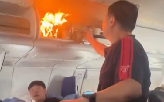 Máy bay Trung Quốc hạ cánh khẩn vì pin bốc cháy