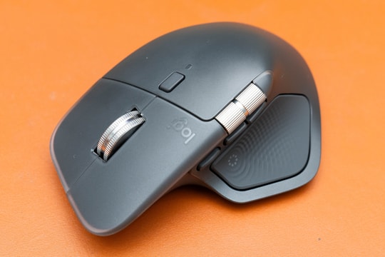 MX Master 4 - chuột cao cấp có phản hồi xúc giác