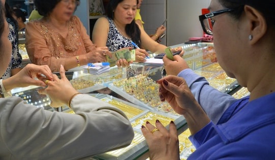 Giá vàng hôm nay, 18-10: Vàng thế giới lao dốc hàng trăm USD