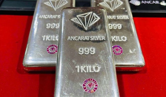 Giá bạc giảm mạnh, người dân "vét" cháy hàng