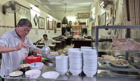 Hơn 50.000 quán cà phê, cửa hàng ăn uống đã đóng cửa: Làm gì để tồn tại?