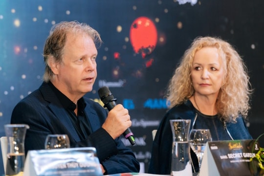 Nhóm nhạc châu Âu mang 2 tấn thiết bị tới Hà Nội biểu diễn