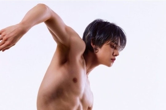 Ca sĩ Hàn làm sập máy chủ vì rò rỉ ảnh ngực trần