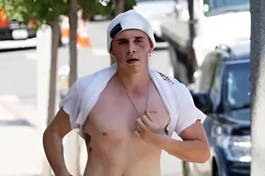 Phản ứng của Brooklyn khi được hỏi về mẹ