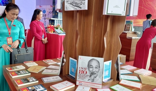 TPHCM trao tặng Không gian 'Cây tri thức' và 126.000 quyển sách tại Học viện Cán bộ