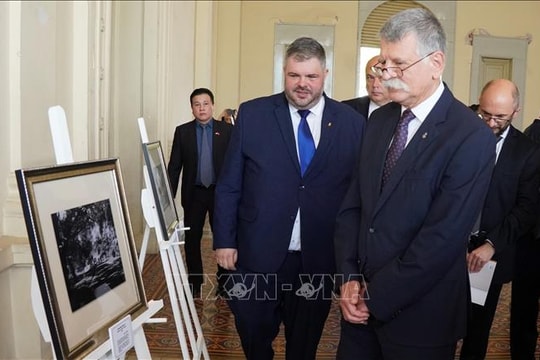 Chủ tịch Quốc hội Hungary cắt băng khai mạc triển lãm ảnh về TP Hồ Chí Minh đầu thế kỷ XX