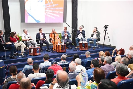 Lý luận cách mạng gắn liền với thực tế phát triển và xu thế thời đại của Việt Nam