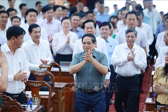 Thủ tướng tiếp xúc cử tri lãnh đạo các xã, phường của thành phố Cần Thơ