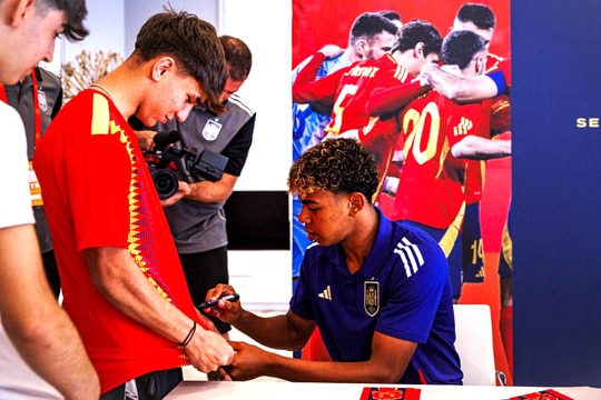 Lý do Lamine Yamal ngừng cho chữ ký miễn phí