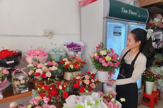 Nhộn nhịp thị trường hoa và quà tặng ngày Phụ nữ Việt Nam 20/10