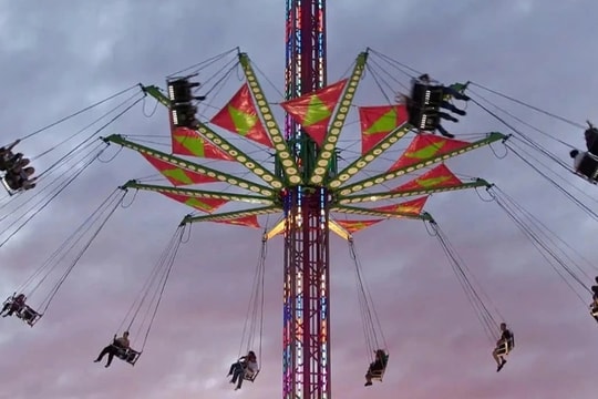 Đu quay mất điện, hành khách hoảng sợ vì bị treo lơ lửng hàng chục mét