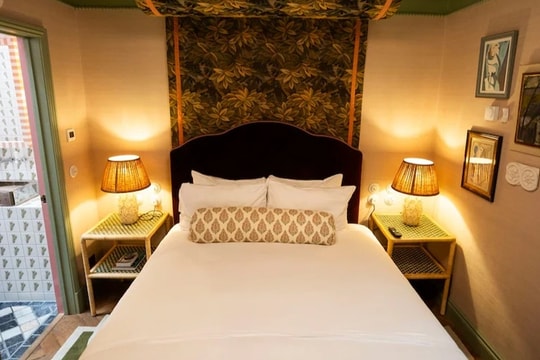 Khách sạn từng là WC công cộng có 2 phòng ở lòng đất, giá 6 triệu đồng/đêm