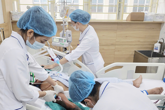 Đắp thuốc sau khi bị rắn hổ mang cắn, người đàn ông tử vong