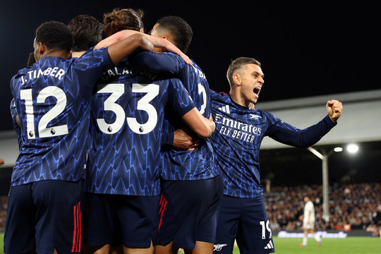 Arsenal bỏ xa Liverpool 4 điểm