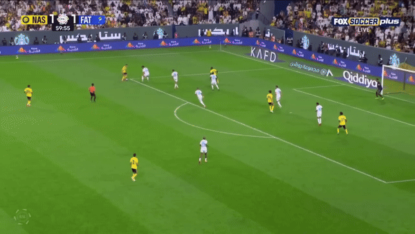 Ronaldo trượt phạt đền, ghi siêu phẩm cùng một trận đấu