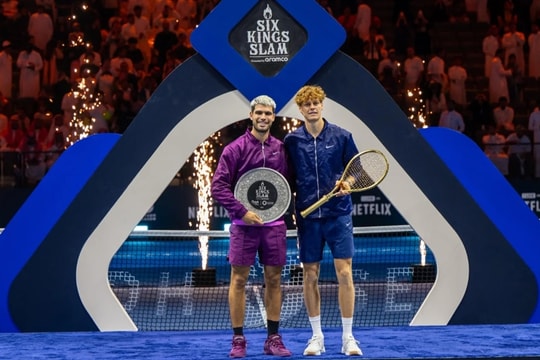 Sinner thắng Alcaraz ở chung kết Six Kings Slam