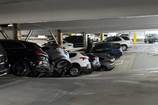 600 ôtô mắc kẹt trong bãi đỗ xe 12 tầng bị sập