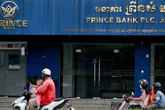 Người Campuchia tìm cách rút tiền khỏi ngân hàng của ông trùm Chen Zhi