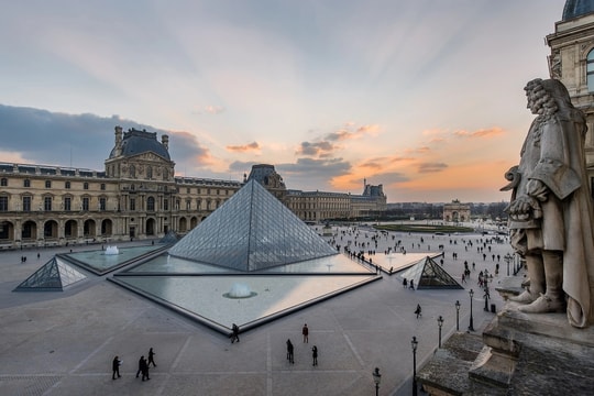 Nhóm cướp mang cưa máy đột nhập bảo tàng Louvre