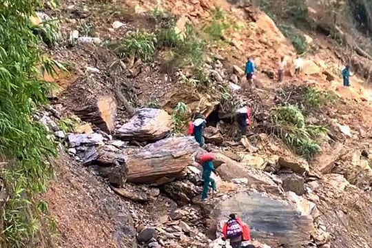 Băng rừng đưa hàng cứu trợ cho hơn 1.000 người bị cô lập