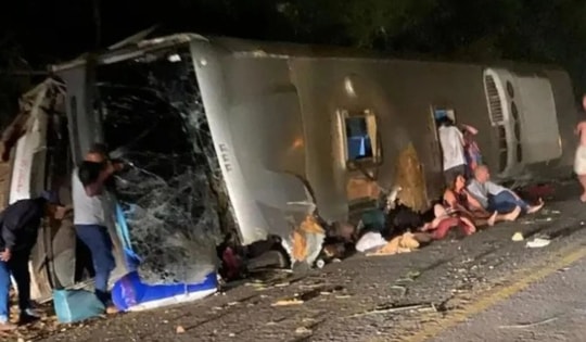 Xe buýt chở hơn 30 hành khách tai nạn, ít nhất 17 người thiệt mạng