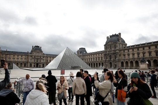 Vụ trộm chớp nhoáng tại bảo tàng Louvre: 4 phút làm rung chuyển Paris