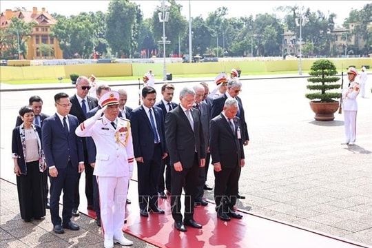 Chủ tịch Quốc hội Hungary Kover Laszlo vào Lăng viếng Chủ tịch Hồ Chí Minh