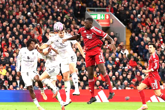 Arne Slot chỉ trích lối chơi 'đổ bê tông' của MU sau thất bại