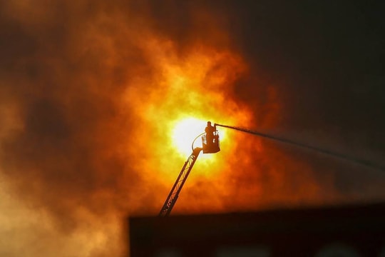 Dập tắt đám cháy tại chung cư cao tầng ở TP Hồ Chí Minh