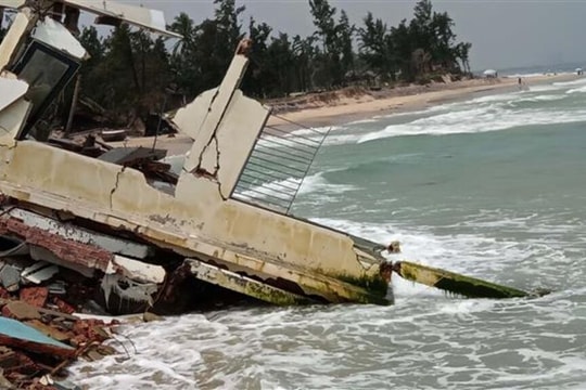 Sóng biển tiếp tục gây sạt lở nghiêm trọng tại bờ biển Hội An