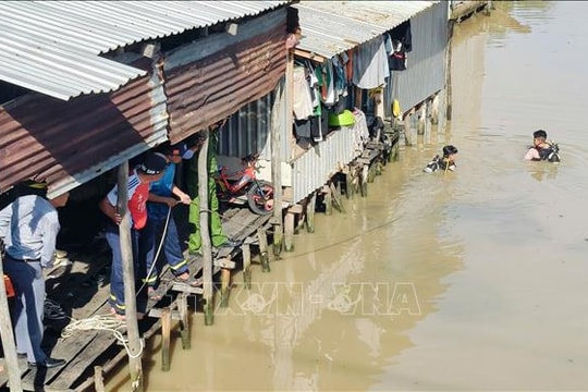 Nỗ lực tìm kiếm cháu bé 4 tháng tuổi nghi rơi xuống kênh
