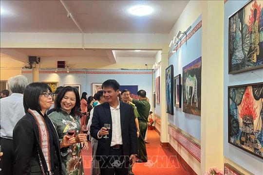 Triển lãm 'Về miền đất đỏ' tôn vinh nữ họa sĩ ba miền