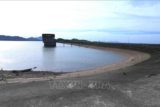 Bảo đảm an toàn công trình thủy lợi, đề phòng ngập lụt do bão số 12