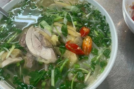 Ăn phở giá 150.000 đồng và 60.000 đồng ở Hà Nội, khách nước ngoài nói gì?