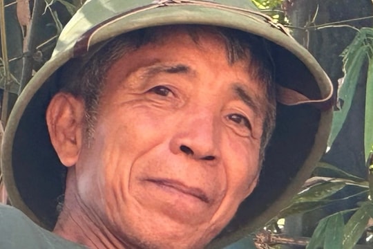 Cụ ông bị lũ cuốn ra bụi tre, mắt đỏ hoe nhìn nhà sập