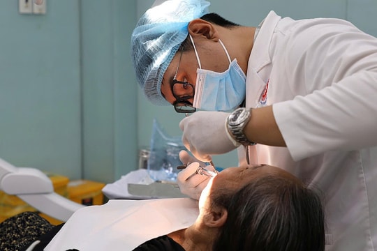 Người Việt mất răng sớm khi về già