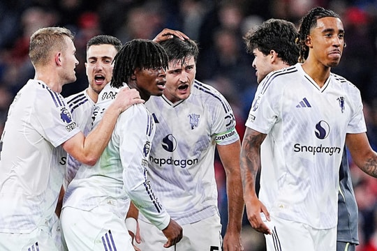 Maguire giúp Man Utd đả bại Liverpool