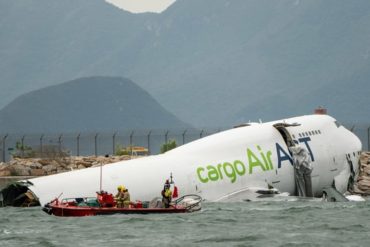 Máy bay bập bềnh trên biển sau vụ trượt khỏi đường băng ở Hong Kong