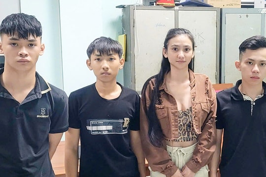 Nhóm teen cầm dao chém 4 người